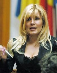 NASA MARIA BASESCU, LASATA SINGURA LA MASA - cafinutza - Alina Gheorghe Miss Bikini World Model Malta 2005 !